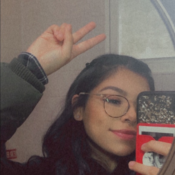 Profile Picture of Vicky Arreguin (@vickyarreguin) on Poshmark