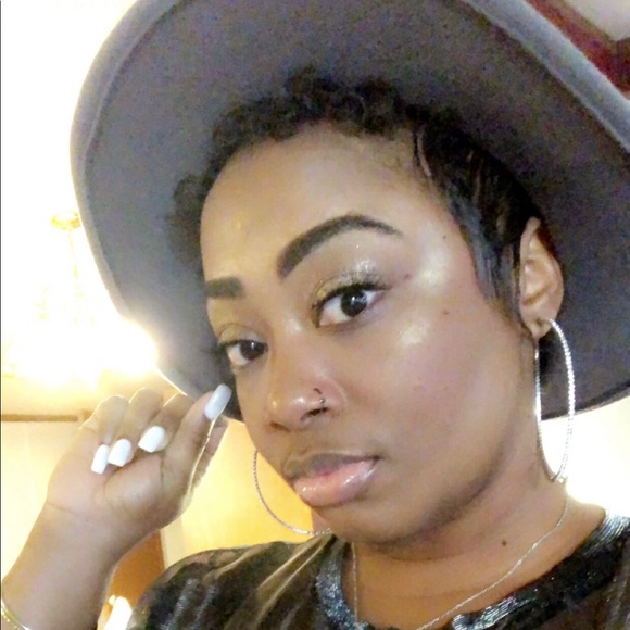 Profile Picture of Lashia Thomas (@lashiathomas) on Poshmark