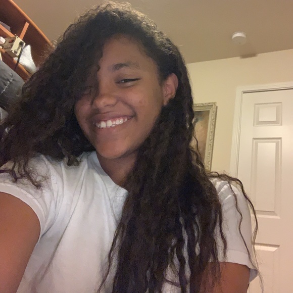 Profile Picture of Elyce Hendricks (@elyce_040205) on Poshmark