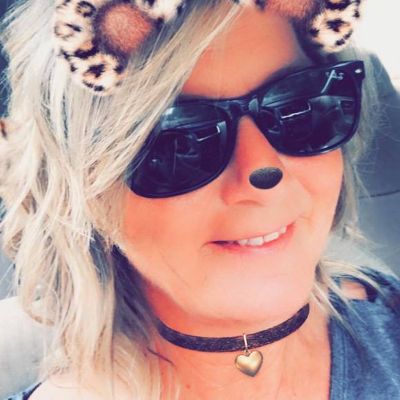 Melissa Vanhoozer - Poshmark Profile Picture of Melissa Vanhoozer (@mvanhoozer) on Poshmark