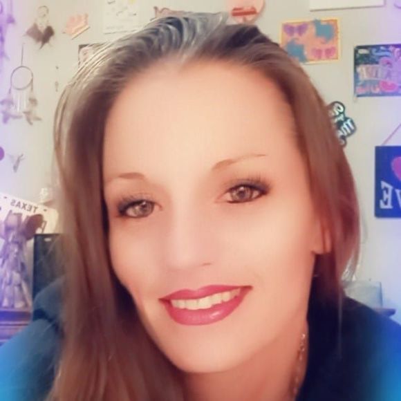 Profile Picture of Nicole Zulch (@nsalas0615) on Poshmark