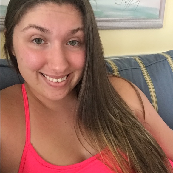 Profile Picture of Lauren Warble (@lwarb917) on Poshmark