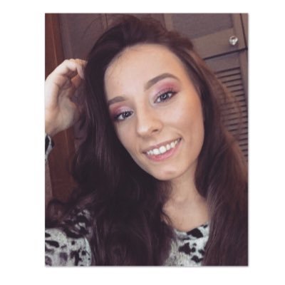 Profile Picture of Katie Holden (@bitemehunx) on Twitter