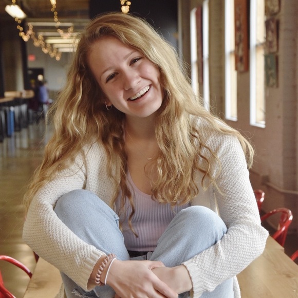 Profile Picture of Zoe Gertler (@zoegertler) on Poshmark