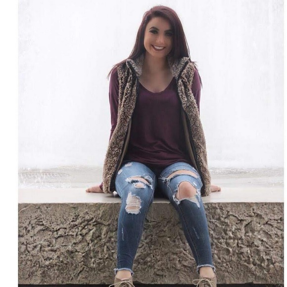 Profile Picture of Savanna Relford (@savannasun10) on Poshmark