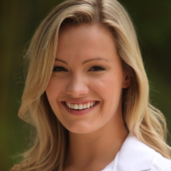 Profile Picture of Elizabeth Fechtel (@edfechtel) on Poshmark