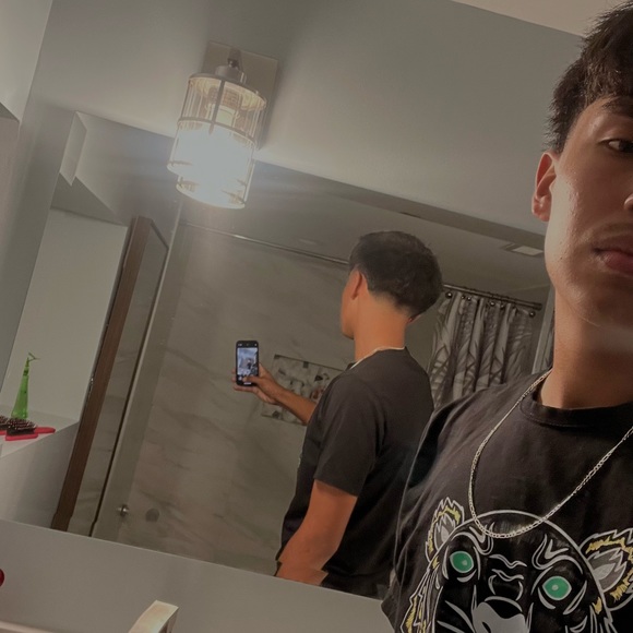 Profile Picture of Diego Pivaral (@diegopivaral) on Poshmark