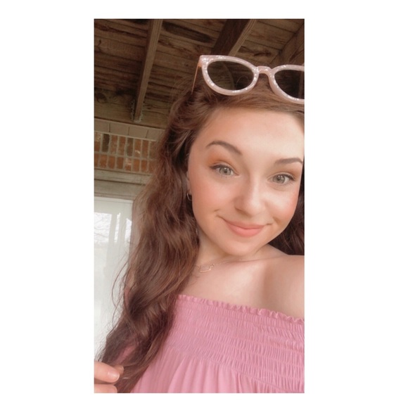 Profile Picture of Elizabeth Hallal (@elizabeth__ann) on Poshmark