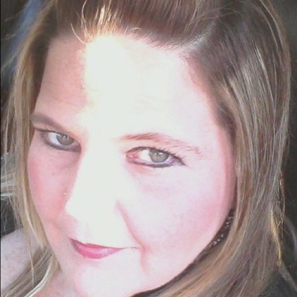 Profile Picture of Chris Egnatuk (@chrissyegnatuk) on Poshmark