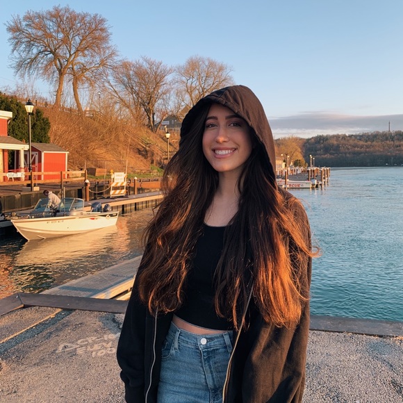 Profile Picture of Delaney Wegrzyn (@delaneyyy123) on Poshmark