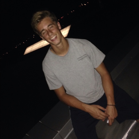 Profile Picture of Gavin Reid (@gavin_r3id) on Poshmark