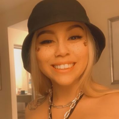 Profile Picture of Allison (@AMarieCarlos) on Twitter