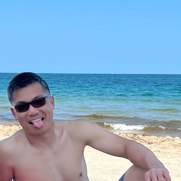 Profile Picture of Winston Chang (@12345wz) on Poshmark