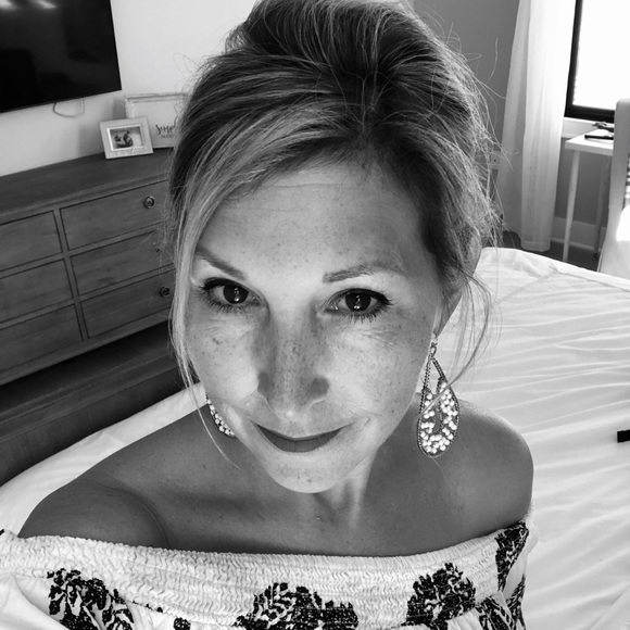 Profile Picture of Lori Wilczak (@lwilczak) on Poshmark