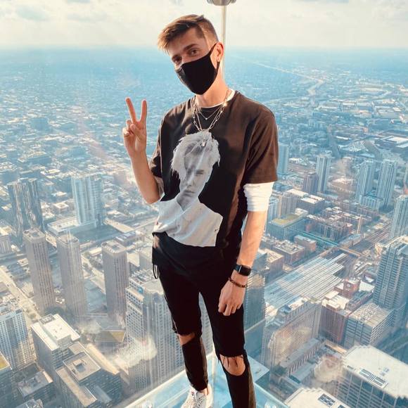 Profile Picture of Darius Rolince (@dariusrolince) on Poshmark