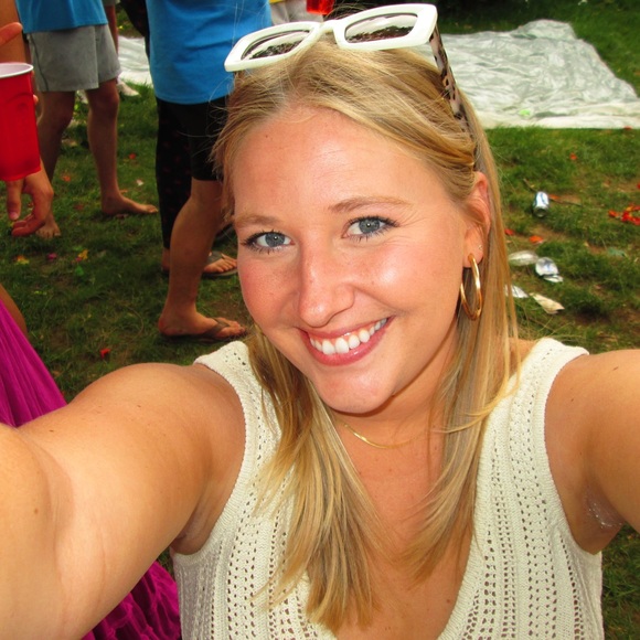 Profile Picture of Caroline Post (@carolinepost75) on Poshmark