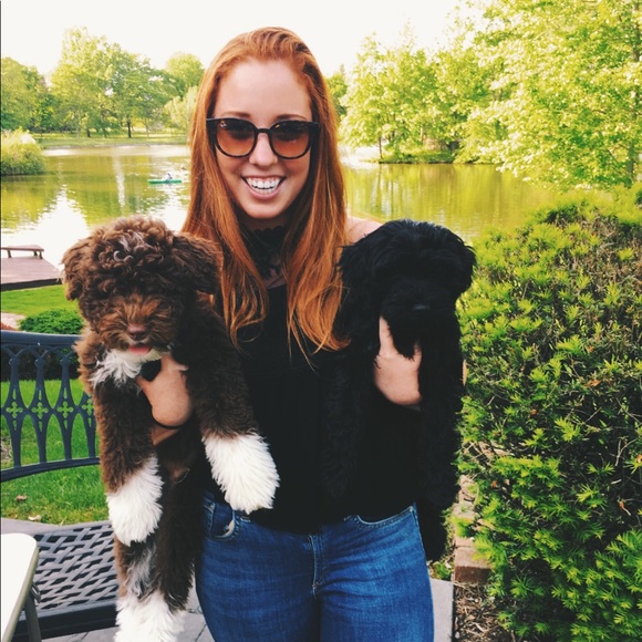 Profile Picture of Brooke Barsella (@barsellab28) on Poshmark