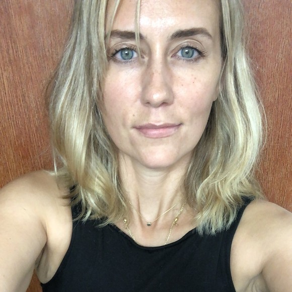 Profile Picture of Karina Leonis (@karinaleonis) on Poshmark