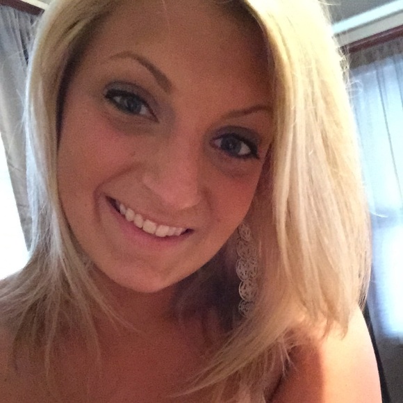 Profile Picture of Jen Leitl (@jenleitl) on Poshmark