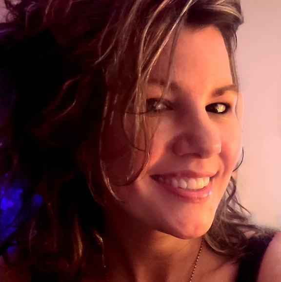 Profile Picture of Gwendolyn Joy (@gwenofeve) on Poshmark