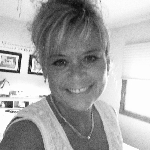 Profile Picture of Stacy Kemper (@sgkemper44) on Poshmark