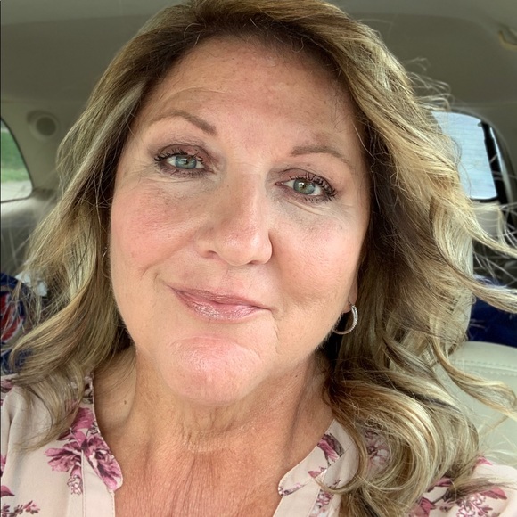 Profile Picture of Karen Larsen (@karenlarsen220) on Poshmark