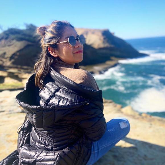 Profile Picture of Stephanie Santacruz (@stephaniesantac) on Poshmark