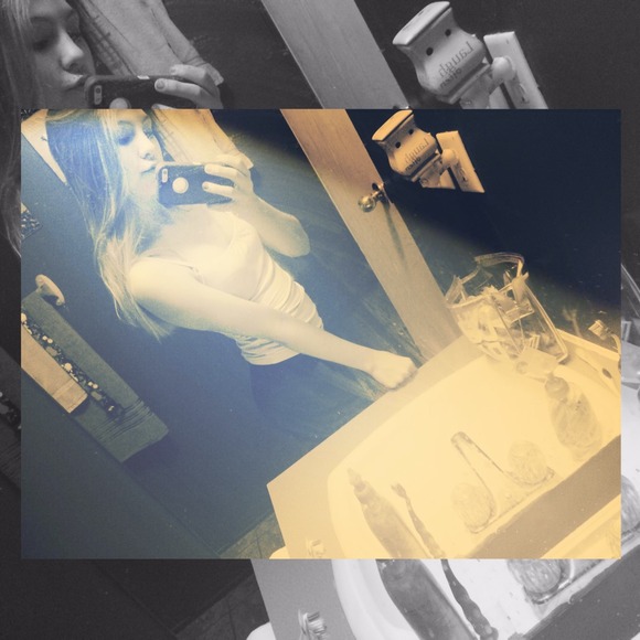 Profile Picture of Skylar Shaw (@skkyylarr23) on Poshmark