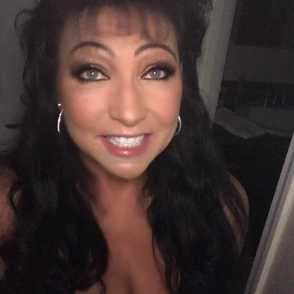 Profile Picture of Renee Conover (@reneeconover) on Poshmark