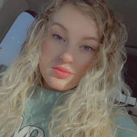 Profile Picture of Courtney Bourell (@bourellcourtney) on Poshmark