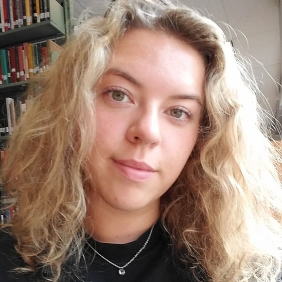 Profile Picture of Victoria Cottles (@vcottles) on Poshmark