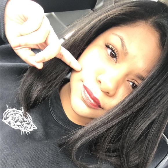 Profile Picture of Mariah Alvarez (@mariahalv) on Poshmark