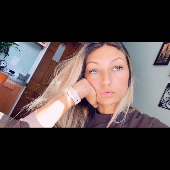 Profile Picture of Alyse Heugel (@browambition) on Poshmark