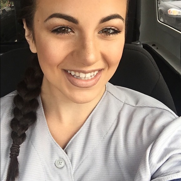 Profile Picture of Lauren Hannah (@lauriehahn) on Poshmark