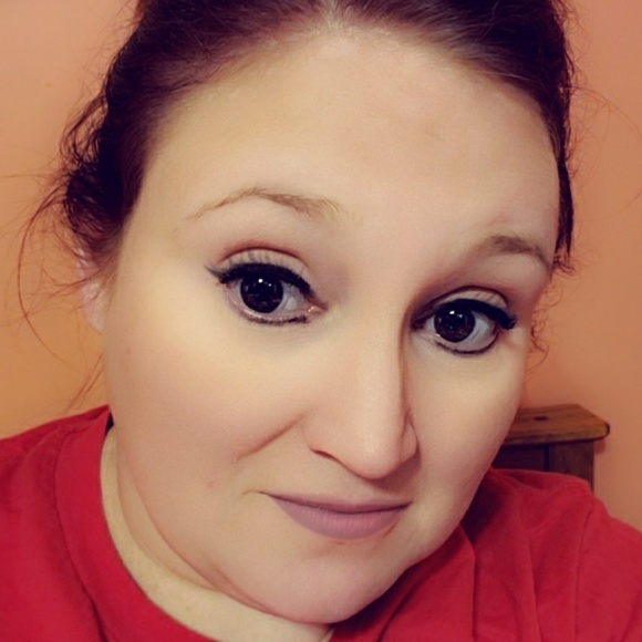 Profile Picture of Kelli Zimmerman (@kellizimm31618) on Poshmark