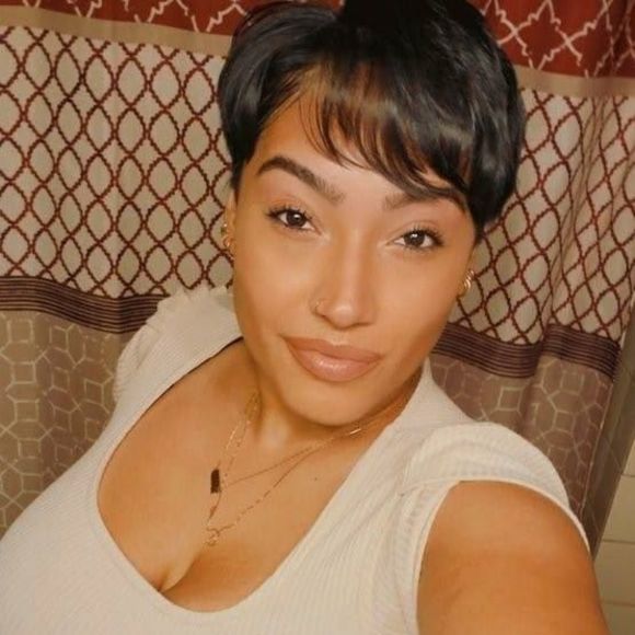 Profile Picture of Ellyse Candelaria (@cellyse) on Poshmark