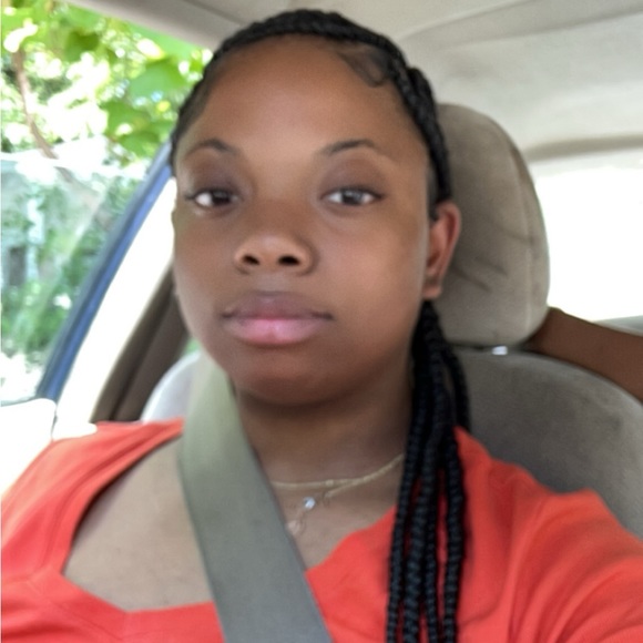 Profile Picture of Khia Hollomon (@khiah16) on Poshmark