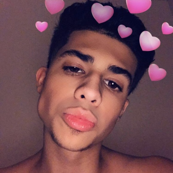 Profile Picture of Stephen Sanchez (@sanchezz11) on Poshmark