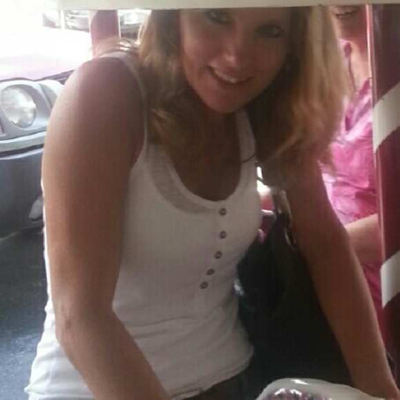 Christy Hutton - Poshmark Profile Picture of Christy Hutton (@hutton0321) on Poshmark