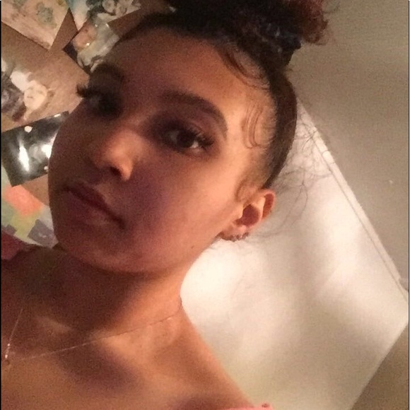 Profile Picture of Shayla Shayla (@shaylayhandy) on Poshmark