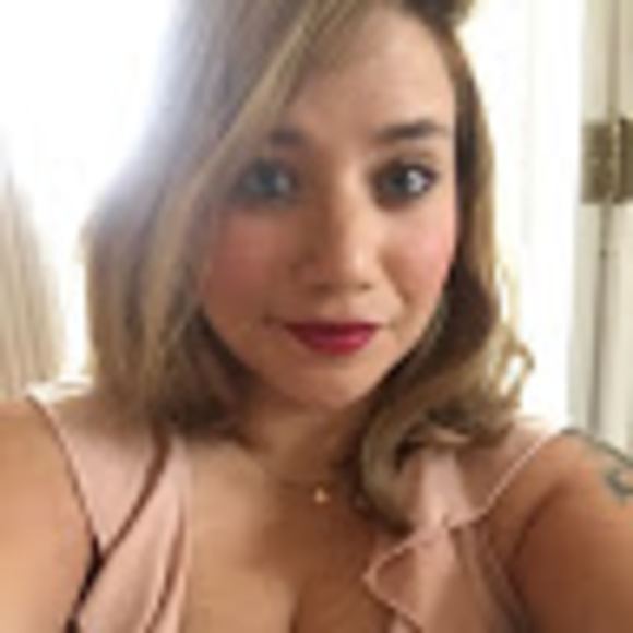 Profile Picture of Stephanie michelle Greco (@geefluffy) on Poshmark