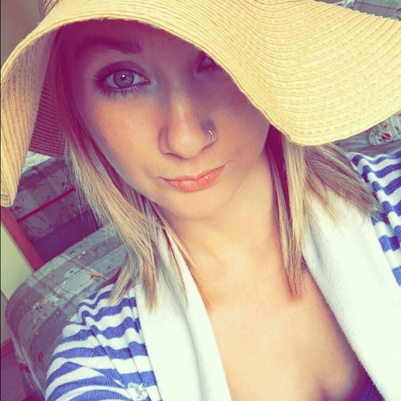 Profile Picture of Anna Schoenith (@a_marie94) on Poshmark