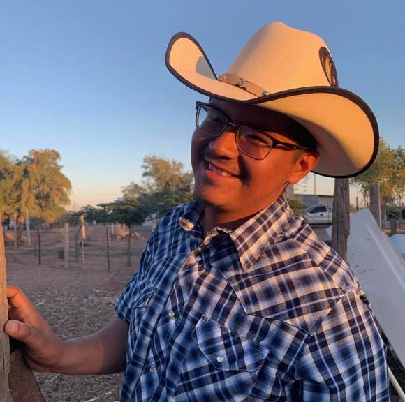 Profile Picture of Jonatan Sarinana (@papimangojuice) on Poshmark