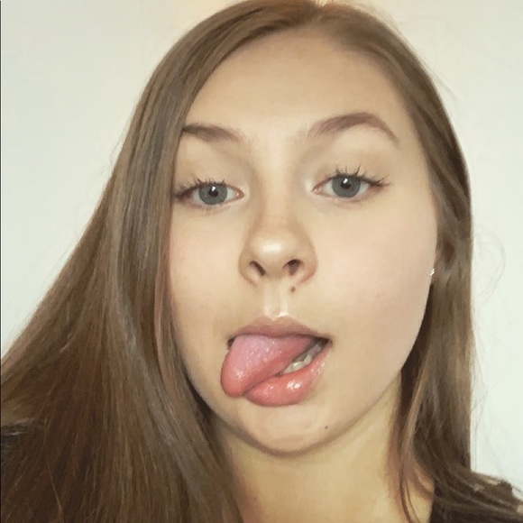 Profile Picture of Lenaya Marschel (@lenram0223) on Poshmark