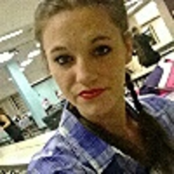 Profile Picture of Amber Bielat (@xoitsamberox) on Poshmark