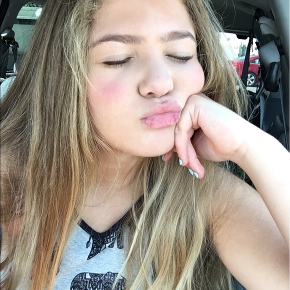 Profile Picture of Emma Sassi (@esassi) on Poshmark
