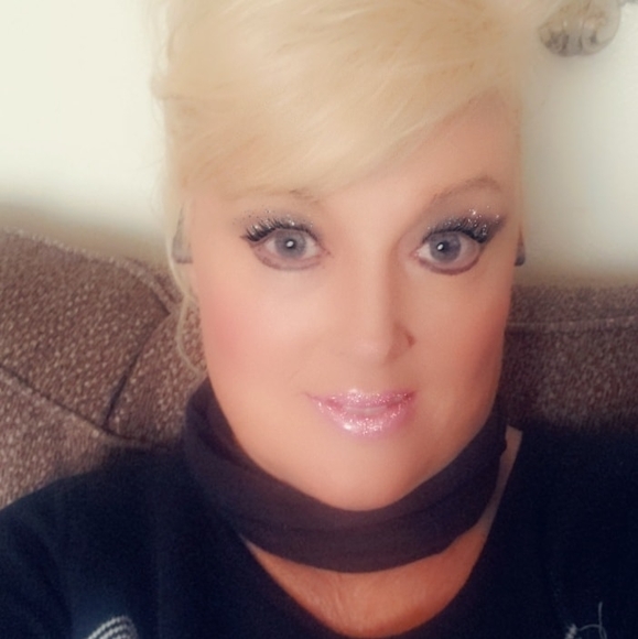 Profile Picture of De ann Cooley (@cooleyrevival) on Poshmark