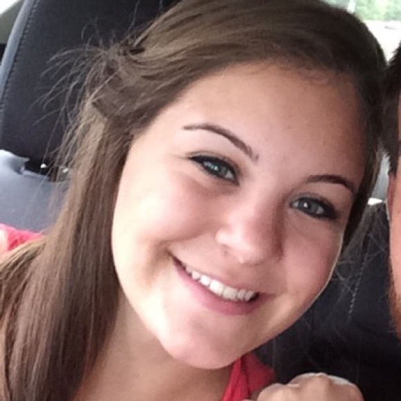 Profile Picture of Amanda Reid (@amandaa1022) on Poshmark