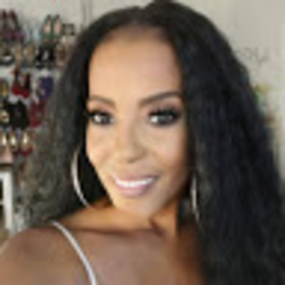 Profile Picture of Beverly Holloway (@beverlyhollo567) on Poshmark