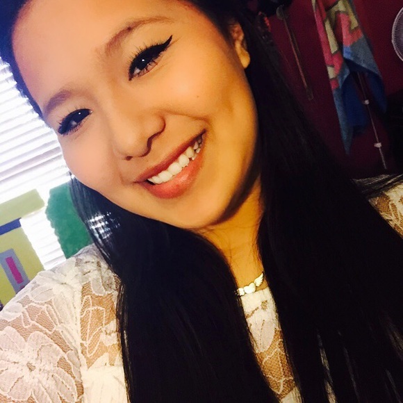 Profile Picture of Iris Flores (@irisfl14) on Poshmark